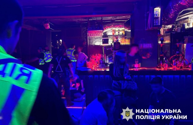 Фото, яким Національна поліція проілюструвала повідомлення про свій рейд на нічний гей-клуб Dark Room у Києві.
